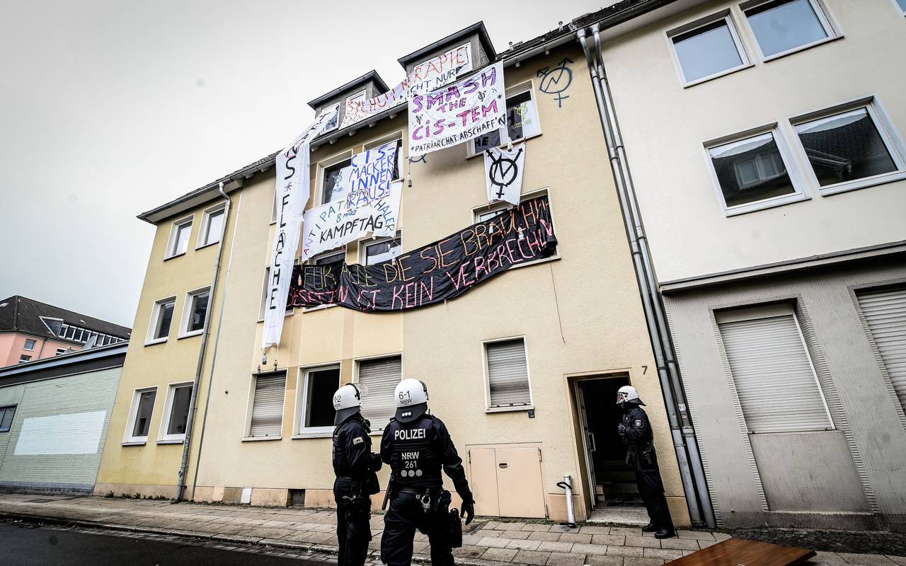 Aktivisten besetzen leerstehendes Wohnhaus in Essen-Südviertel in der Steinstraße