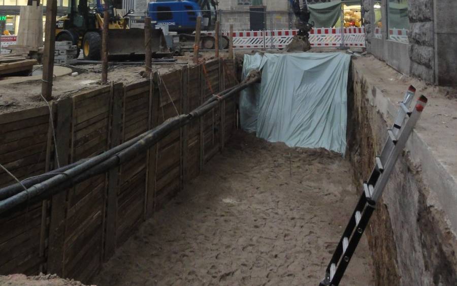 In der Innenstadt wurde eine Baugrube aus dem Mittelalter entdeckt. Am Kardinal-Hengsbach-Platz ist unter anderem eine alte Mauer gefunden worden.