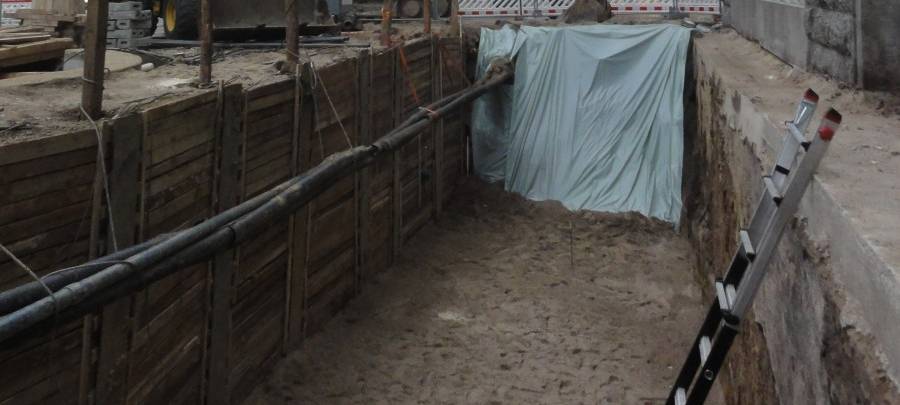 In der Innenstadt wurde eine Baugrube aus dem Mittelalter entdeckt. Am Kardinal-Hengsbach-Platz ist unter anderem eine alte Mauer gefunden worden.