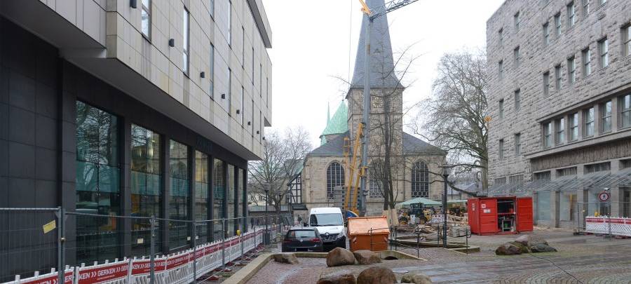 In der Innenstadt wurde eine Baugrube aus dem Mittelalter entdeckt. Am Kardinal-Hengsbach-Platz wird gerade gebaut, dabei ist man auf die Grube gestoßen.
