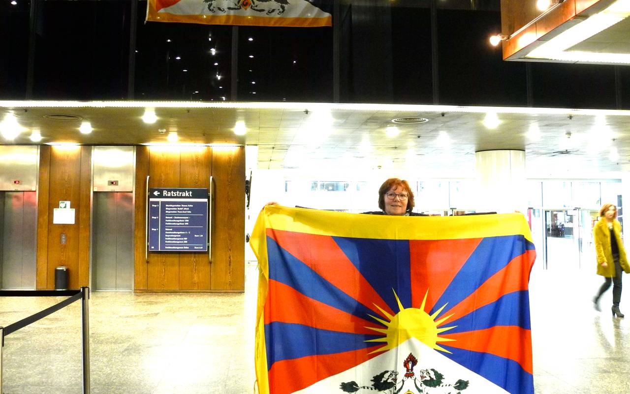 Am Essener Rathaus hängt heute die Flagge von Tibet. Die Stadt will sich so mit dem zentralasiatischen Land solidarisieren. 