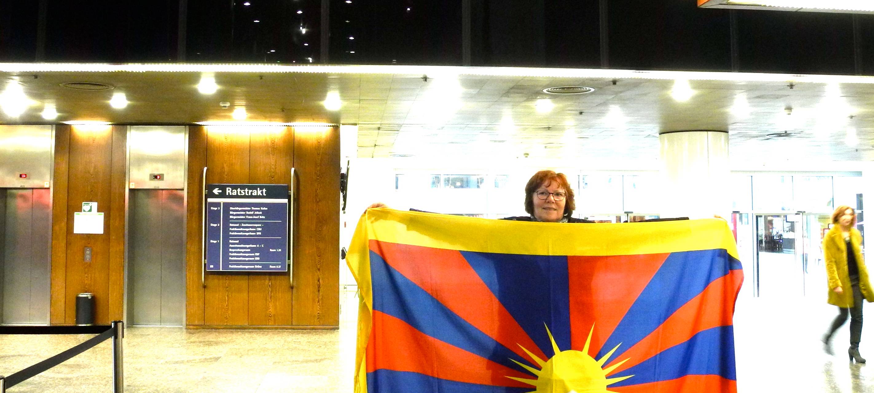 Am Essener Rathaus hängt heute die Flagge von Tibet. Die Stadt will sich so mit dem zentralasiatischen Land solidarisieren.