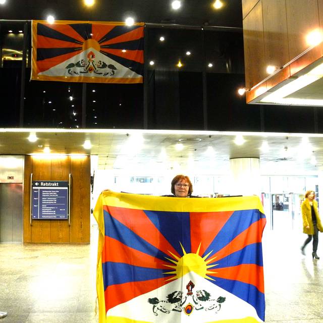 Am Essener Rathaus hängt heute die Flagge von Tibet. Die Stadt will sich so mit dem zentralasiatischen Land solidarisieren. 