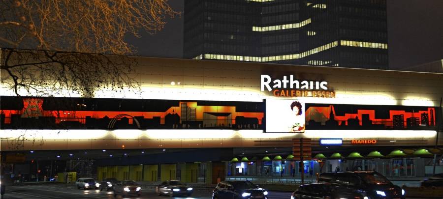 Im Rathaus Essen leuchten die Fenster zum Gedenken an die Corona-Opfer