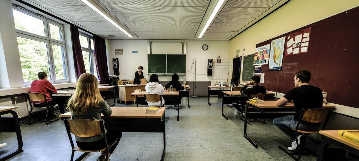 Schülerinnen und Schüler des Gymnsiums Nord-Ost sitzen am am Dienstag, den 12. Mai 2020 im Klassenraum und warten auf die Abiturprüfungsunterlagen. . Die Abiturprüfungen haben begonnen. Schüler des Gymnasiums Nord-Ost schreiben ihre erste Abiturprüfung in Biologie. Sie sitzen mit großem Abstand zu einander.