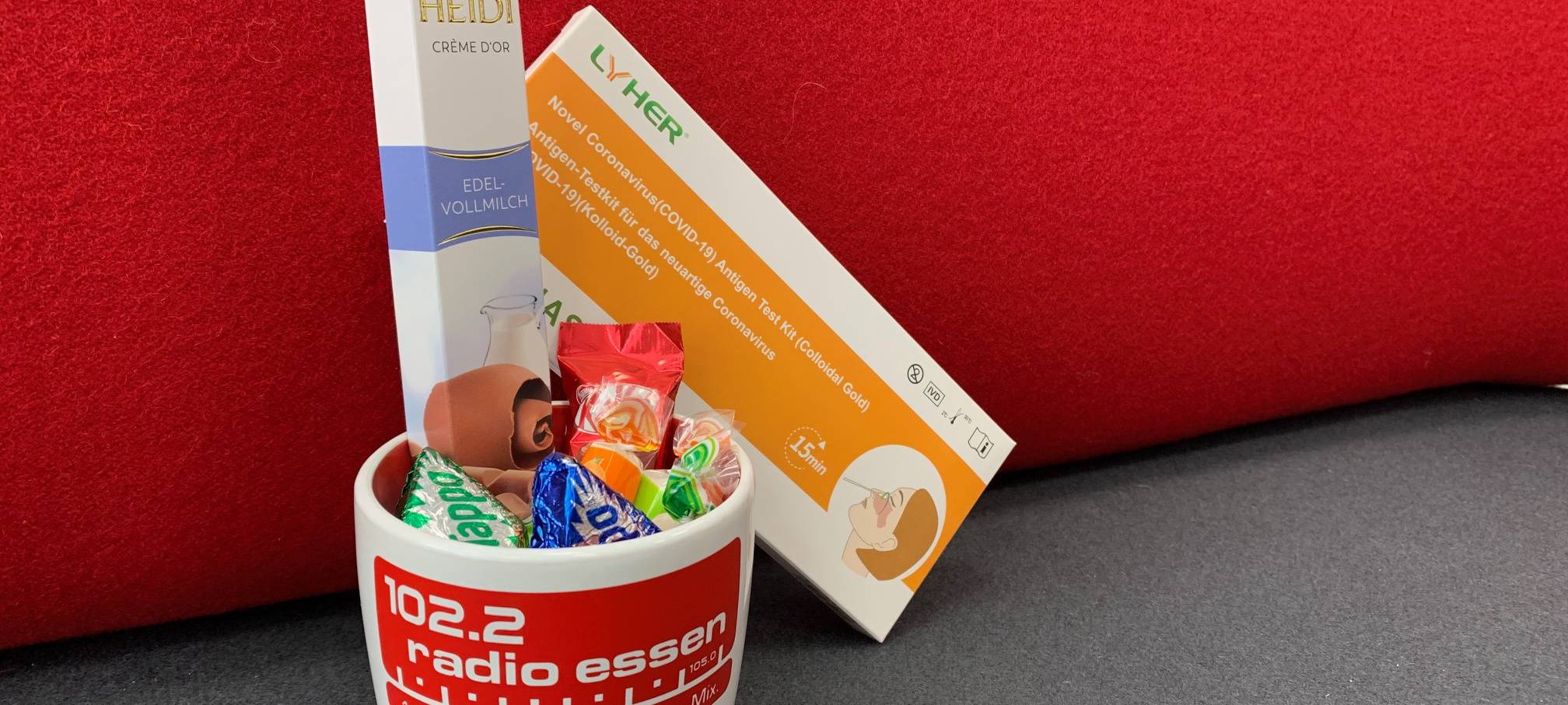 Der Gewinn am Radio Essen-Geburtstag: Eine Tasse, ein Corona-Selbsttest und viiiieeel Schokolade!