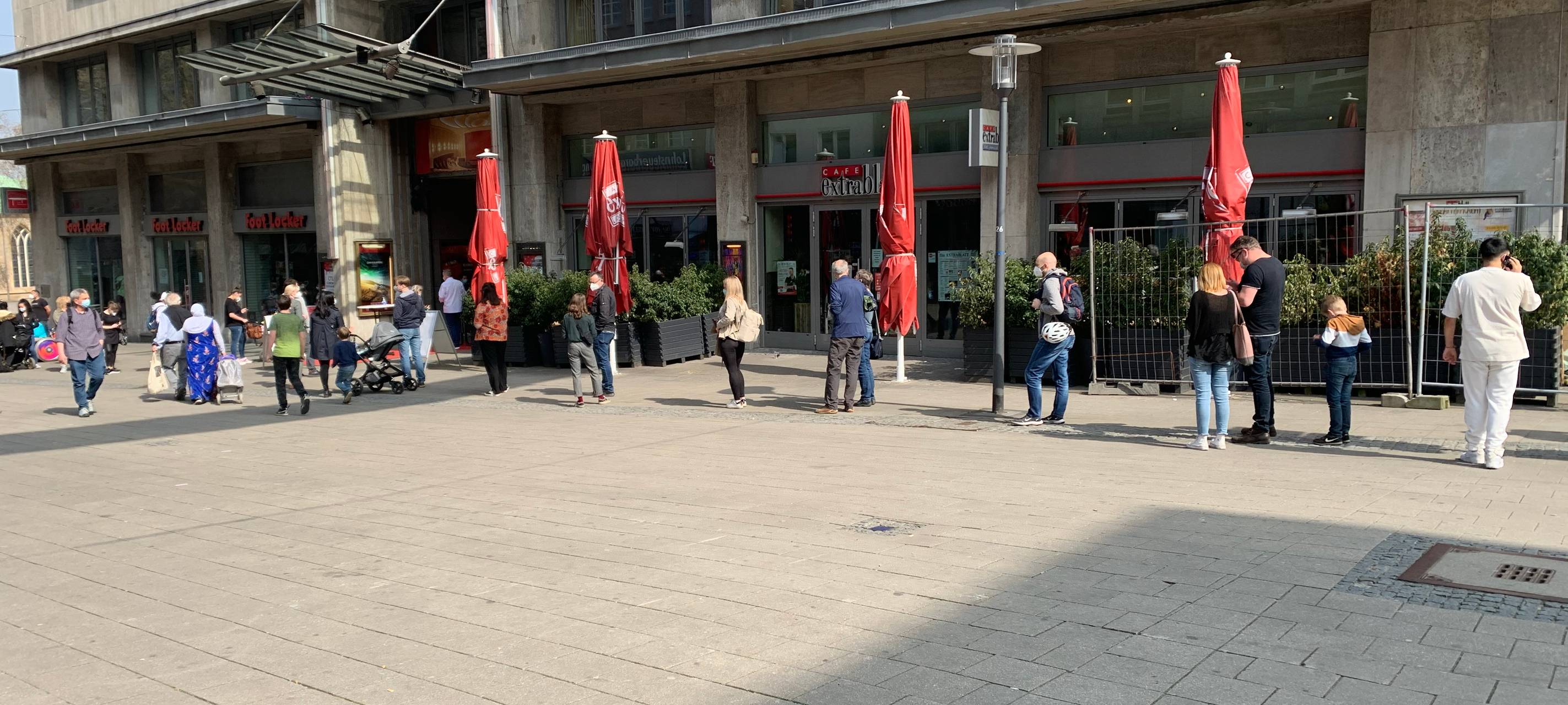 Lange Schlangen am Corona-Testzentrum in der Lichtburg Essen.