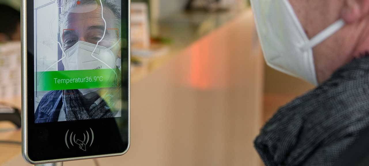 Radio Essen-Stadtreporter Kostas Mitsalis beim Masken-Check für Veranstaltungen. Ein Test der evolution GmbH.