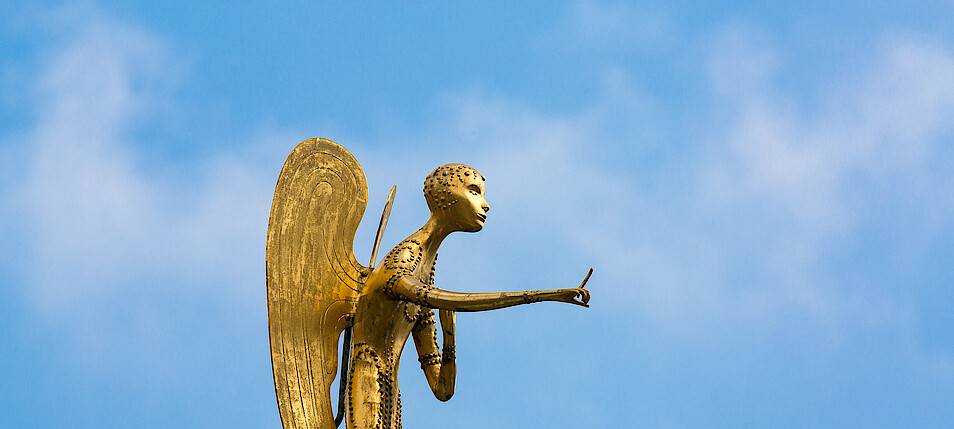 Mataré-Engel auf Bischofshaus in Essen mit Arm