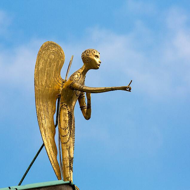 Mataré-Engel auf Bischofshaus in Essen mit Arm