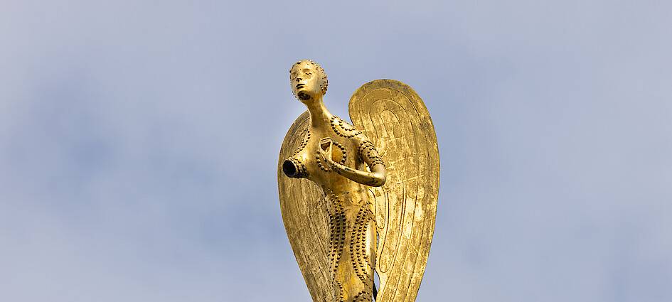 Der Mataré-Engel auf dem Bischofshaus in Essen ohne Arm