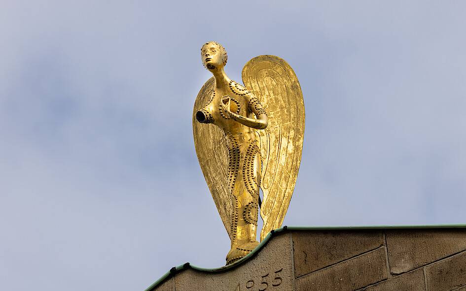 Der Mataré-Engel auf dem Bischofshaus in Essen ohne Arm