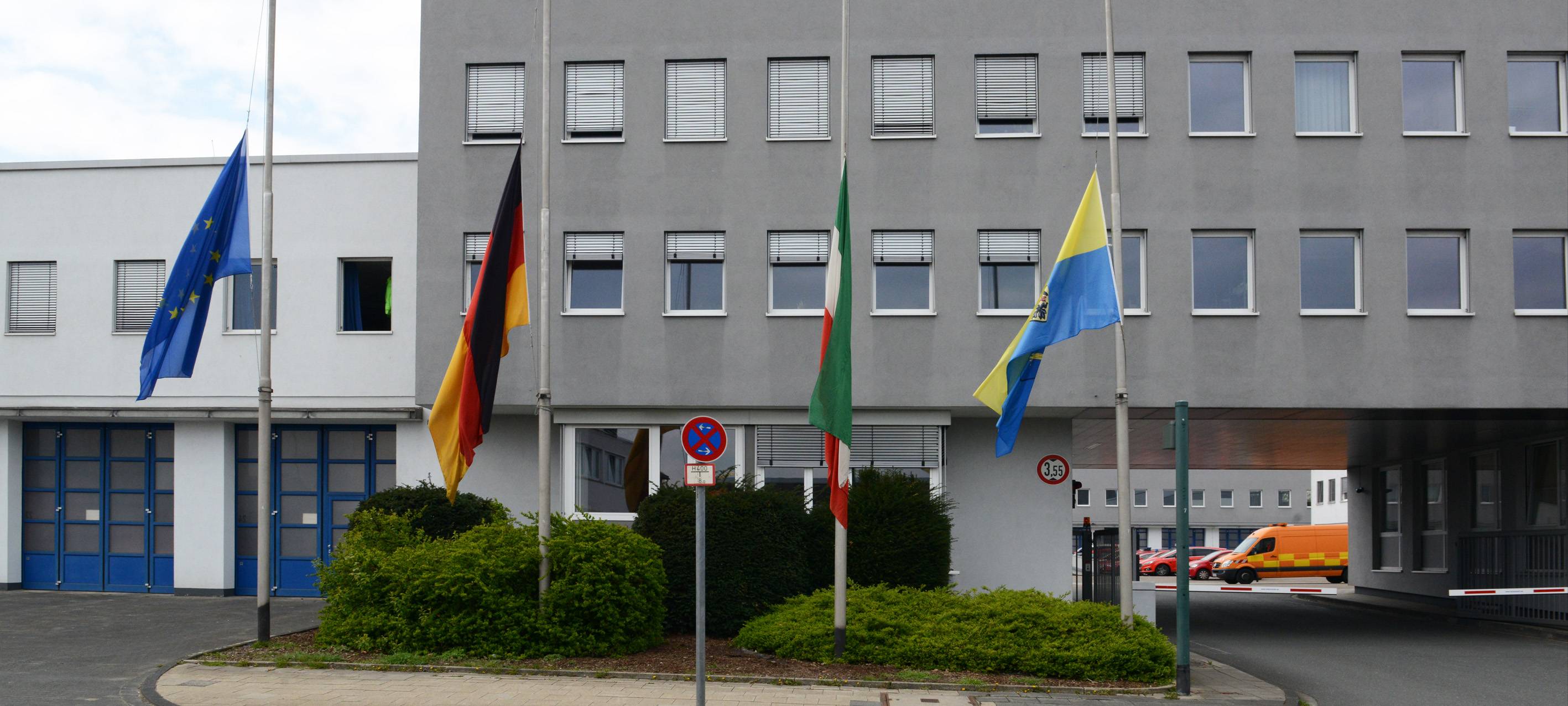 Die Stadt Essen erinnert an die Corona-Opfer. An Verwaltungsgebäuden in der Stadt sind die Fahnen auf Halbmast.