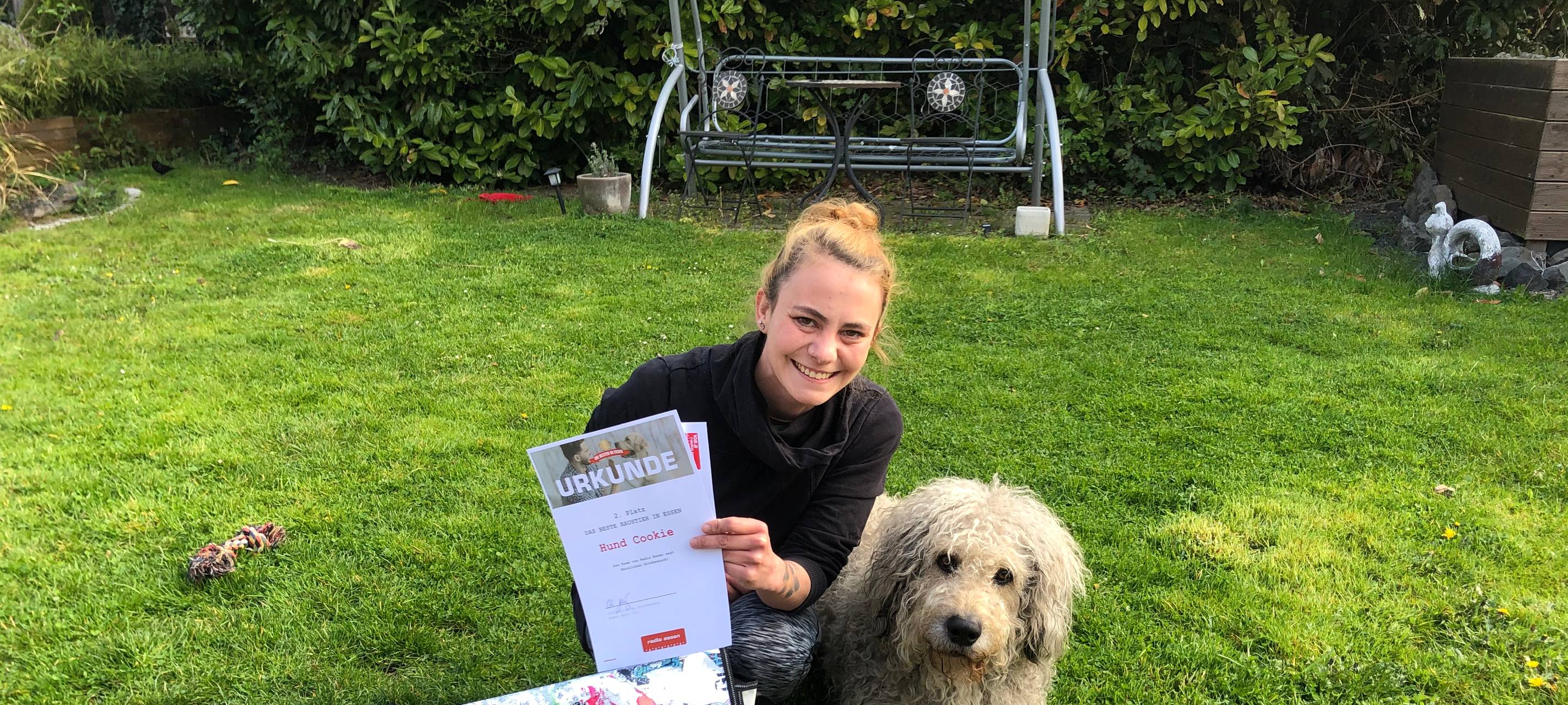 Anna aus Leithe mit Hund Cookie auf der Wiese hinter ihrem Haus. Die beiden freuen sich über Platz 2.