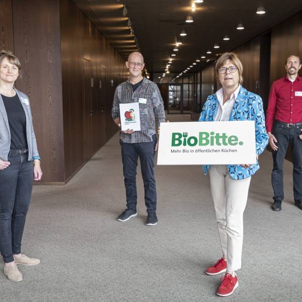 Workshop zum Thema "Bio, Regional und Saisonal – für jeden Tag: Zukunftsküche Essen" im Essener Rathaus. V. l. n. r.: Eva Schlüter, a’verdis, Thomas Lang, Ernährungsrat Essen, Simone Raskob, Dezernentin für Umwelt, Verkehr und Sport, und Kai Lipsius, Leiter Grüne Hauptstadt Agentur Essen.