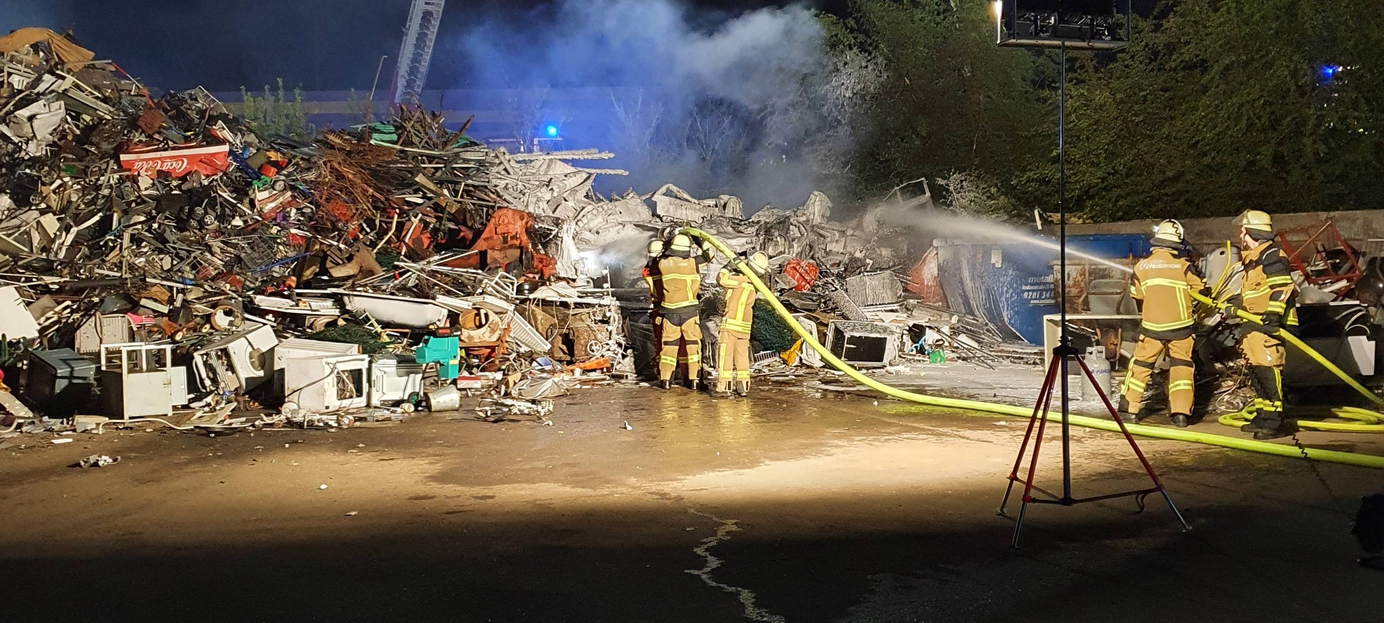 Feuer auf Schrottplatz in Essen-Altenessen