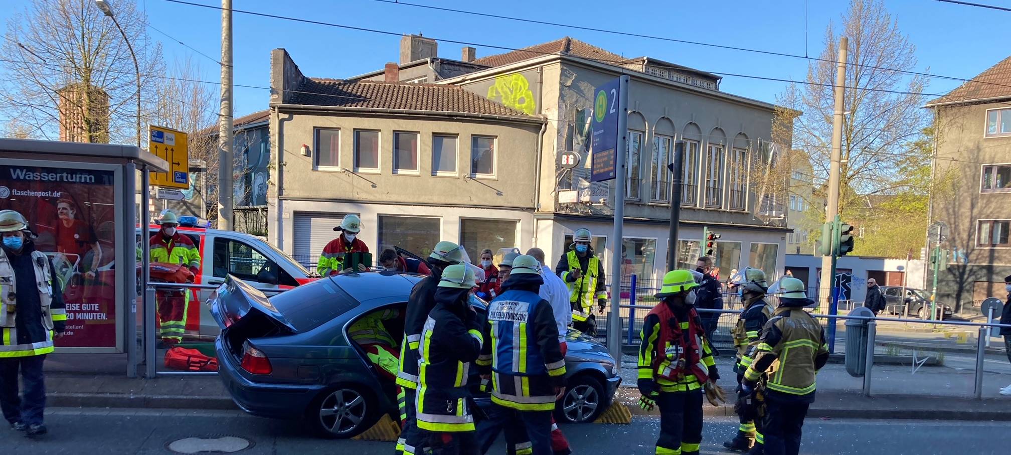 Auto in Straßenbahn-Haltestelle in Essen an der Steeler Straße