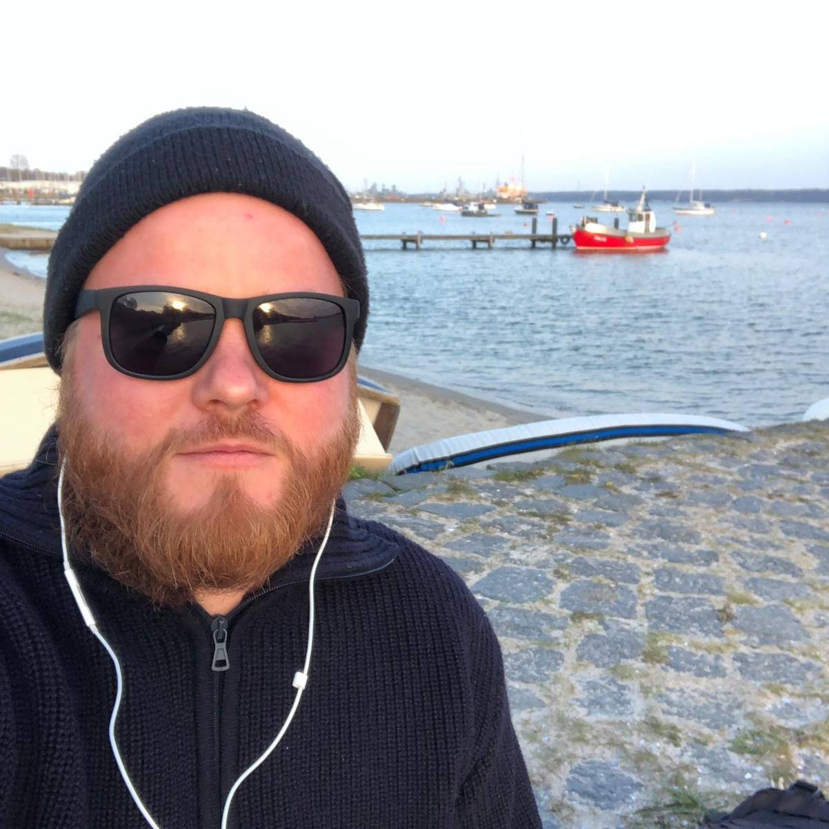 Radio Essen-Stadtreporter Fabian Schulenkorf am Strand von Eckernförde