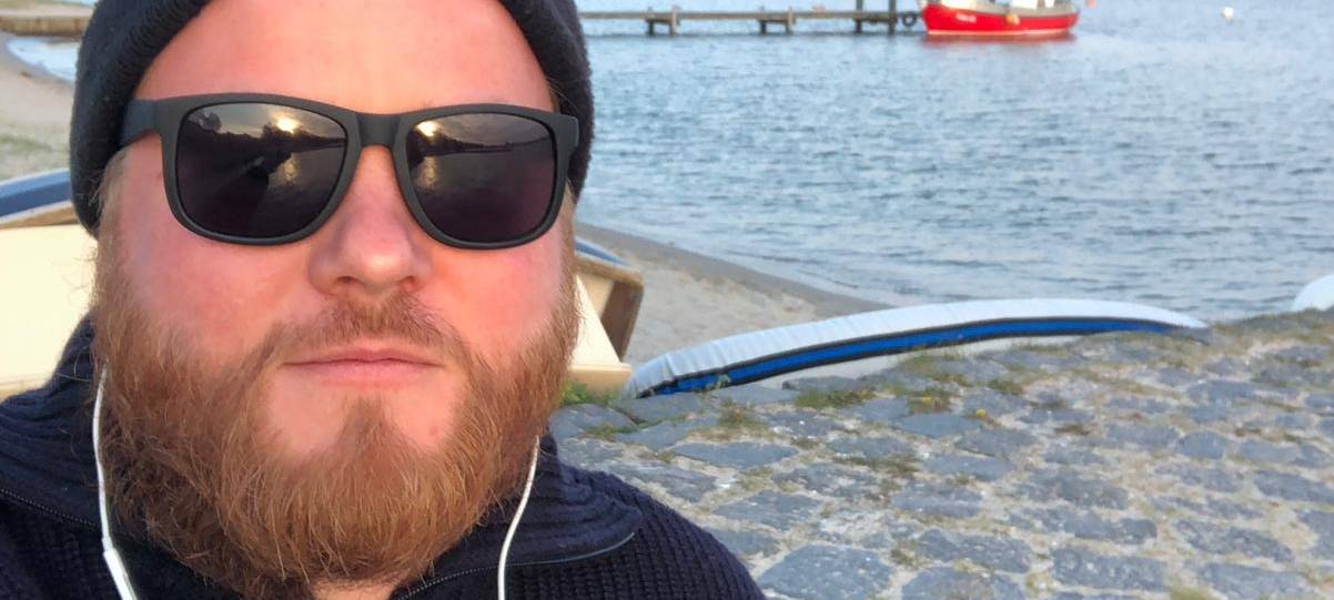 Radio Essen-Stadtreporter Fabian Schulenkorf am Strand von Eckernförde