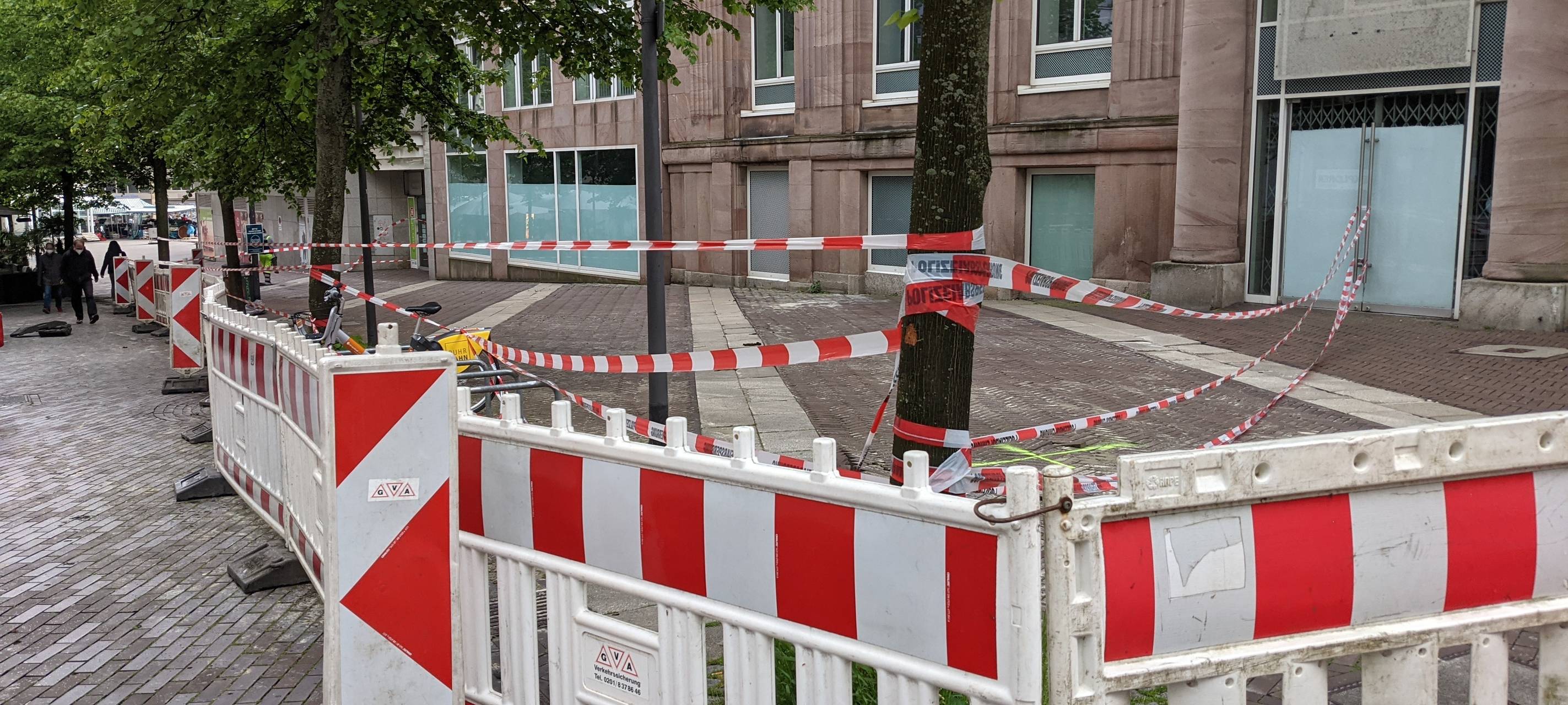 Absperrungen nach Rohrbruch in der Lindenallee