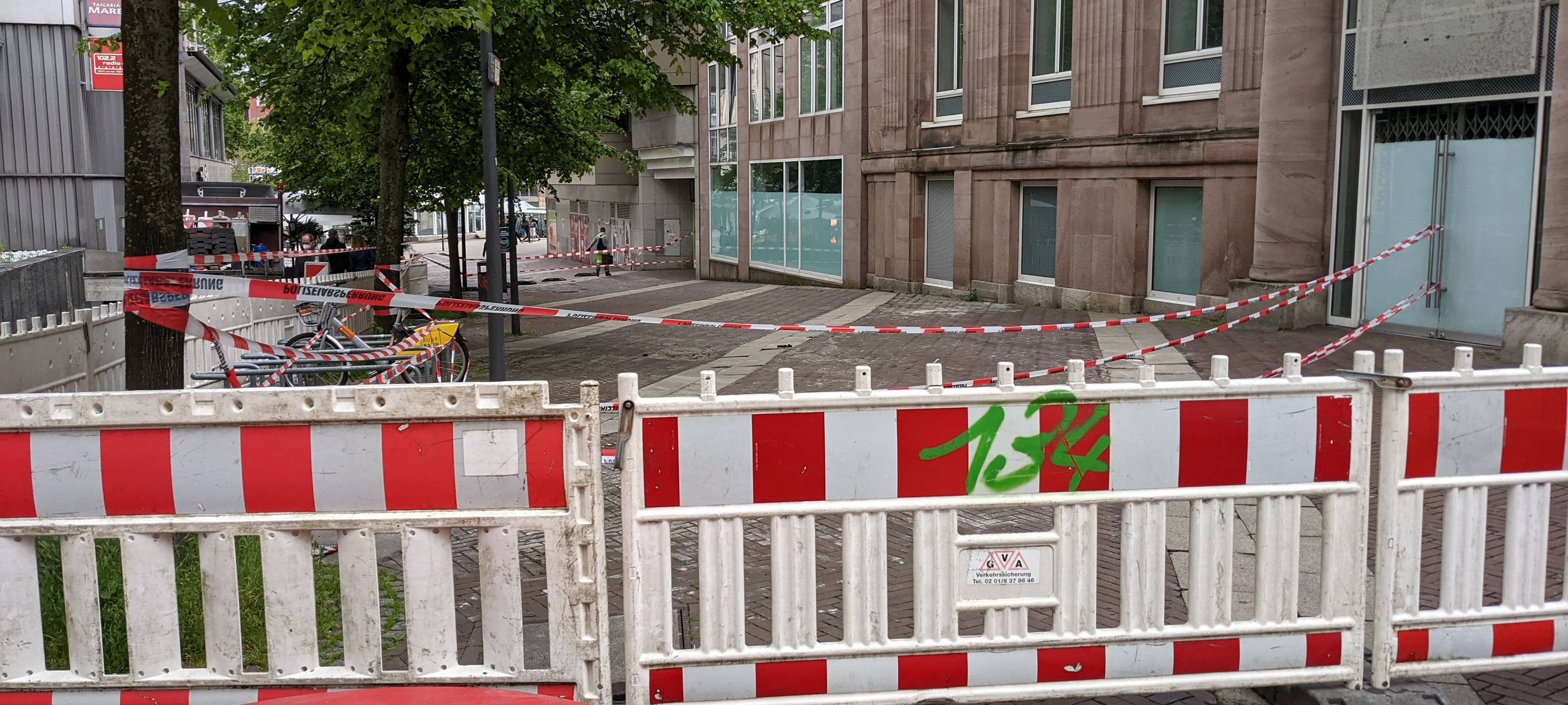 Absperrungen nach Rohrbruch in der Lindenallee