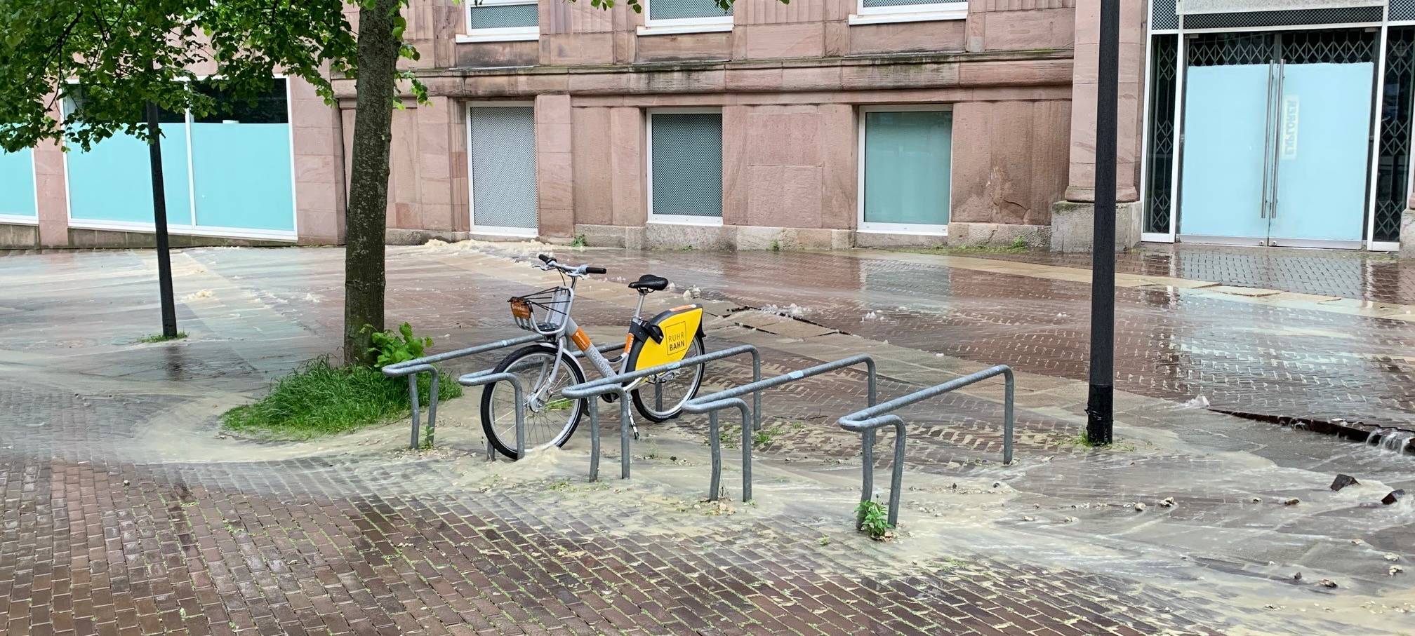 Essen: Großer Wasserrohrbruch in der Innenstadt - Überflutung