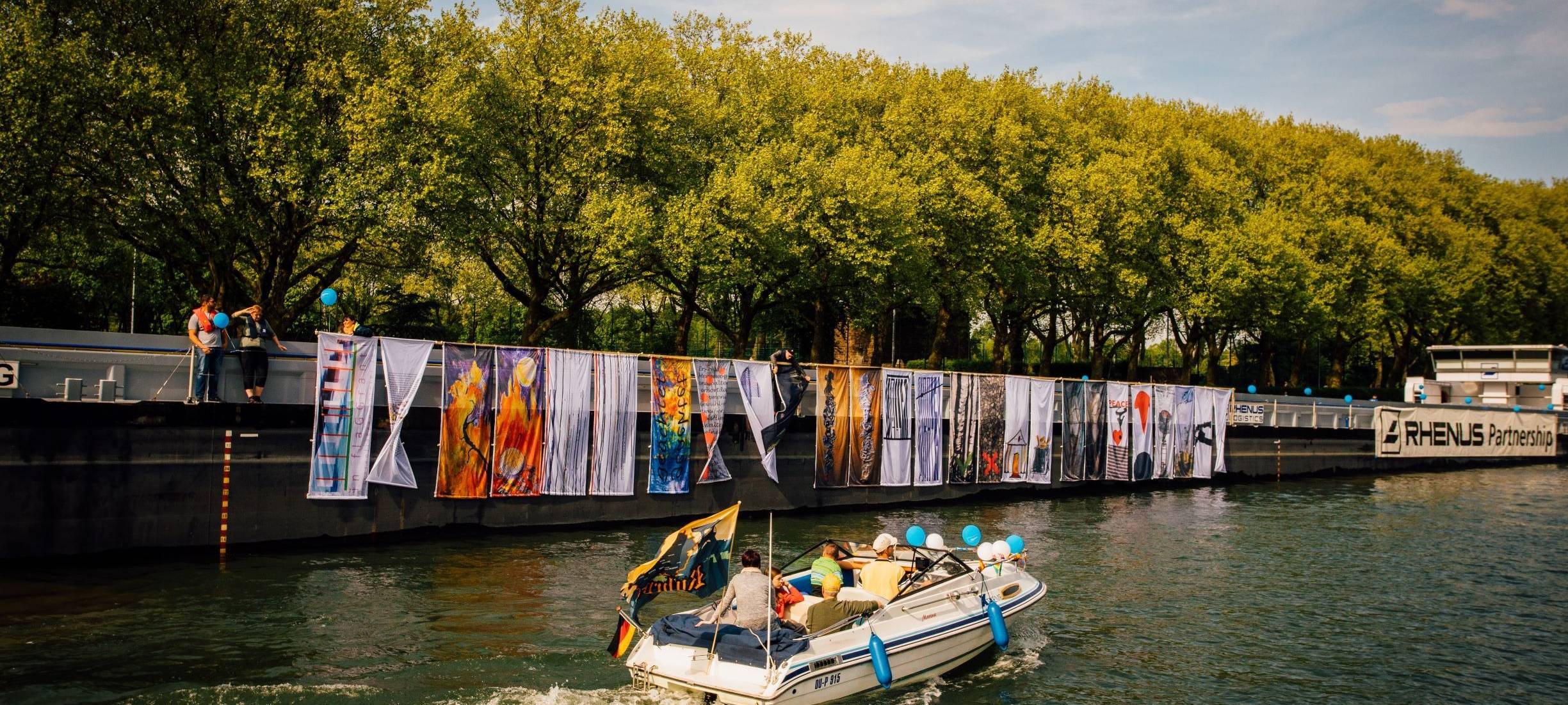 Schiffe bei der Schiffsparade auf dem Rhein-Herne-Kanal
