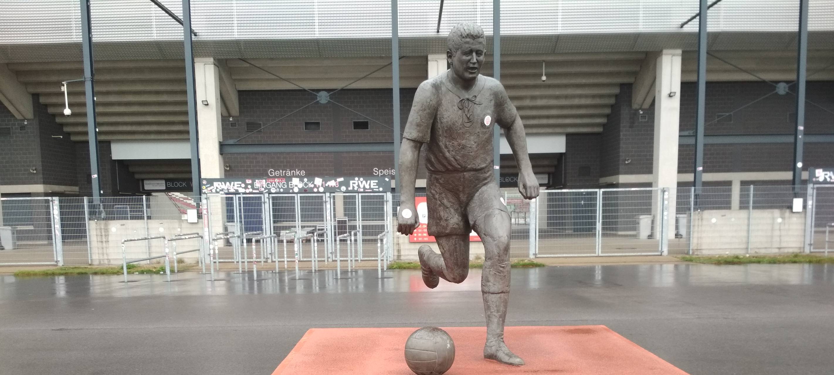 Statue Helmut Rahn vor dem Stadion Essen