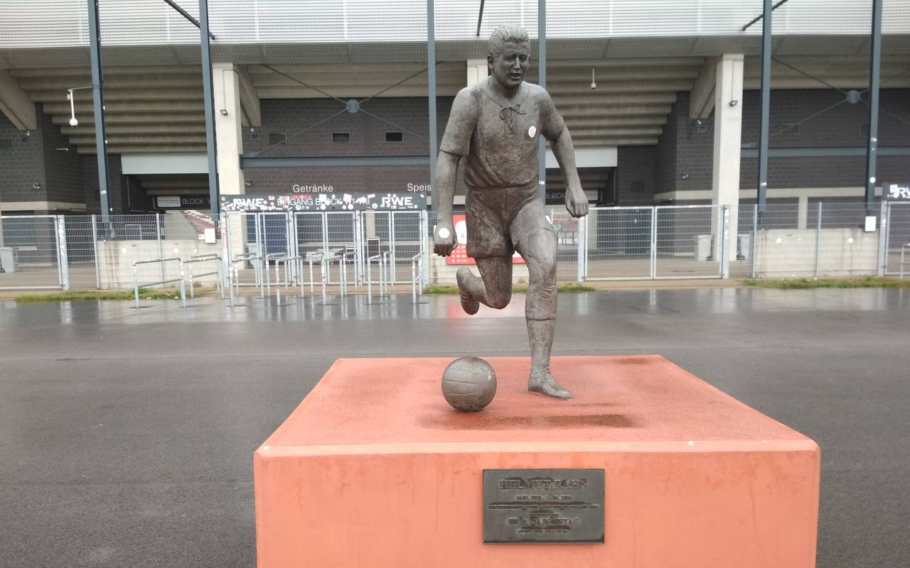 Statue Helmut Rahn vor dem Stadion Essen