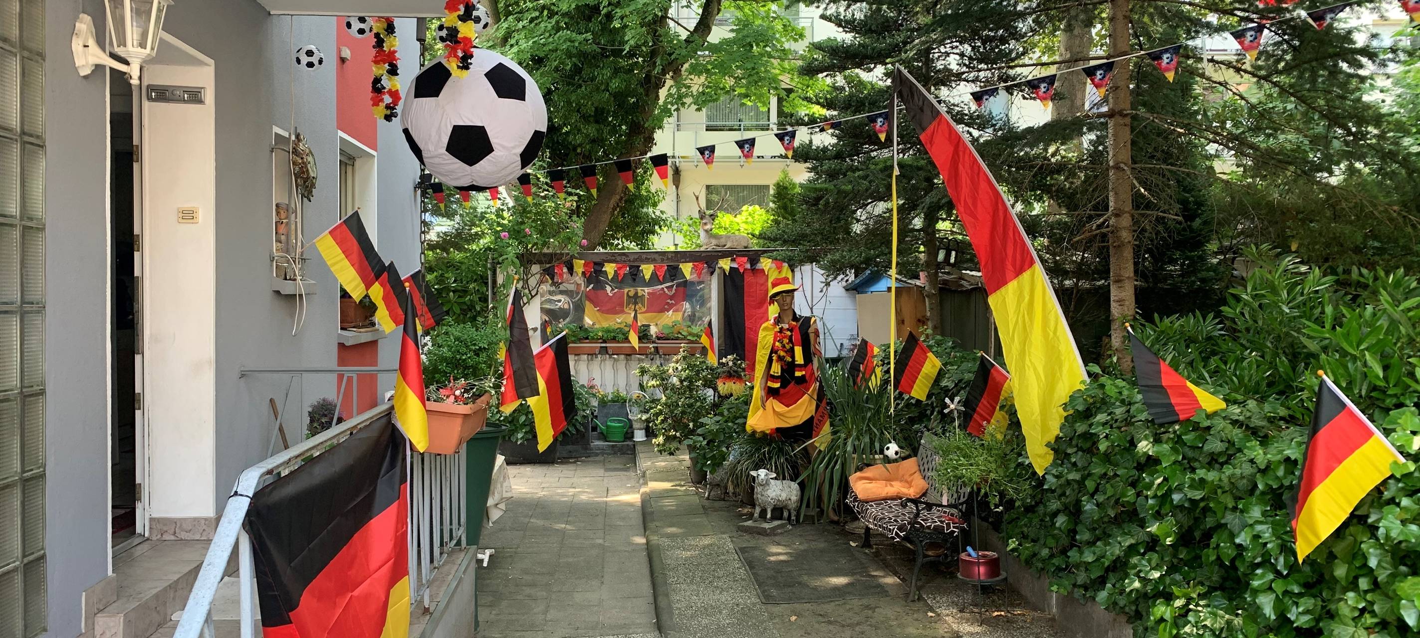 Essener Straße wird zum Flaggenmeer