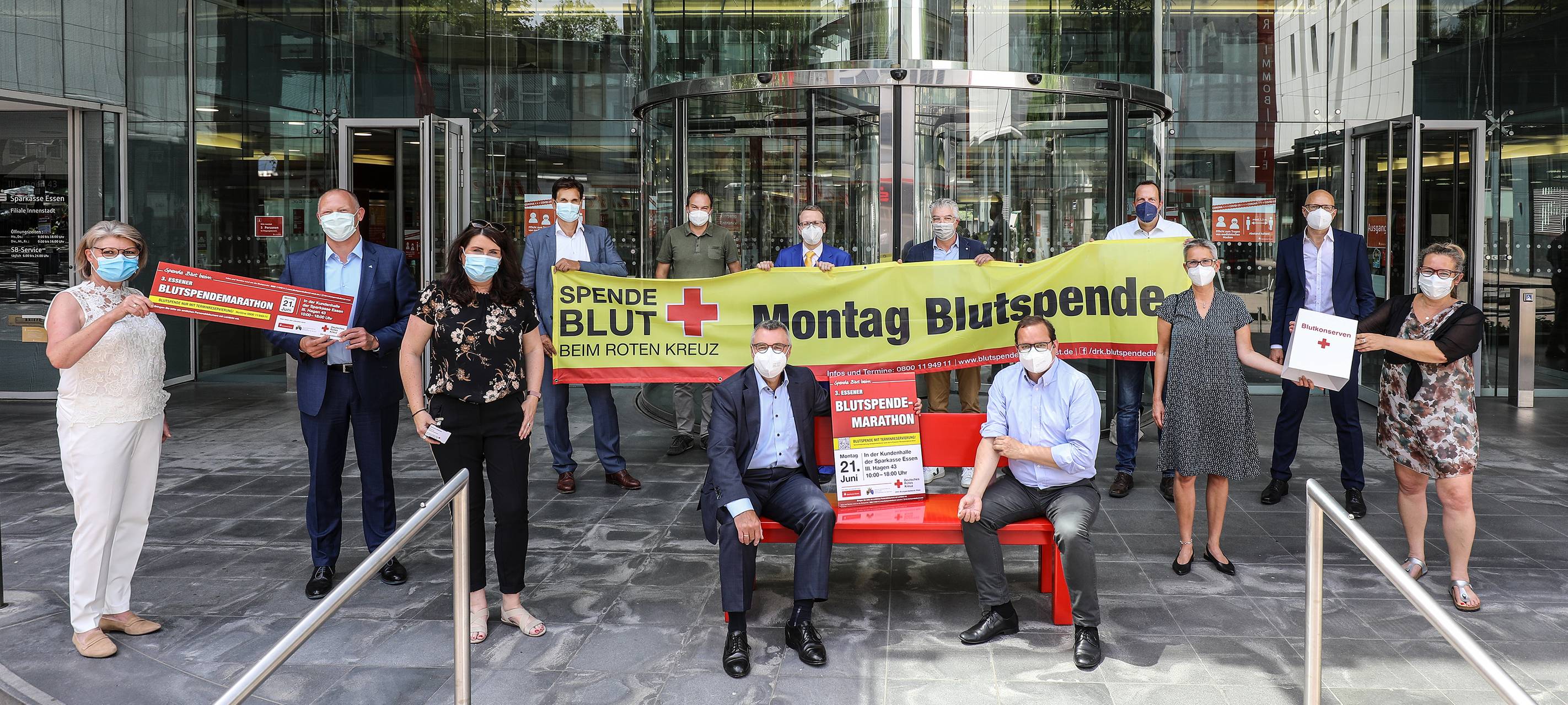 Viele Chefs und Manager Essener Unternehmen unterstützen Stadt, Sparkasse und DRK beim Blutspende-Marathon.