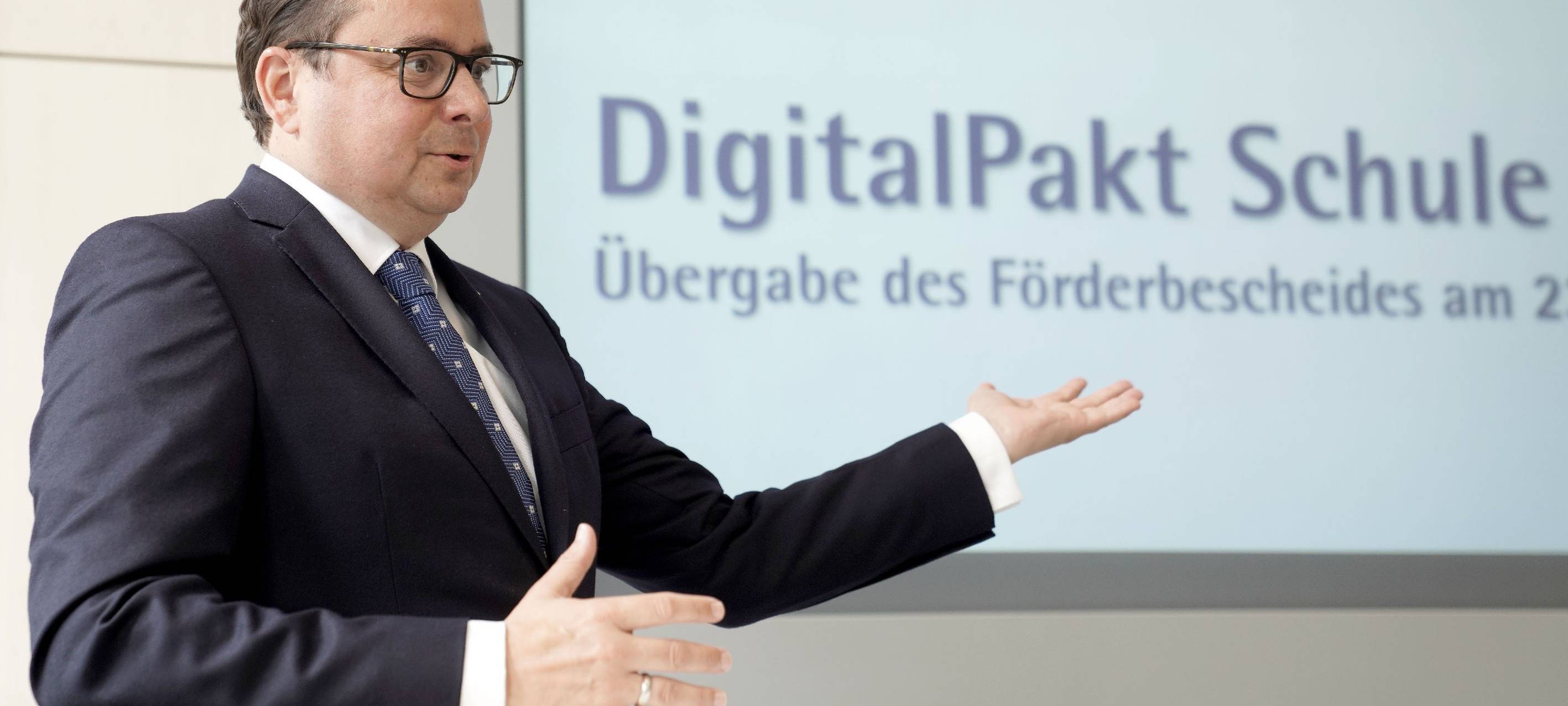 DigitalPakt Schule in Essen: Land NRW überreicht Fördergelder