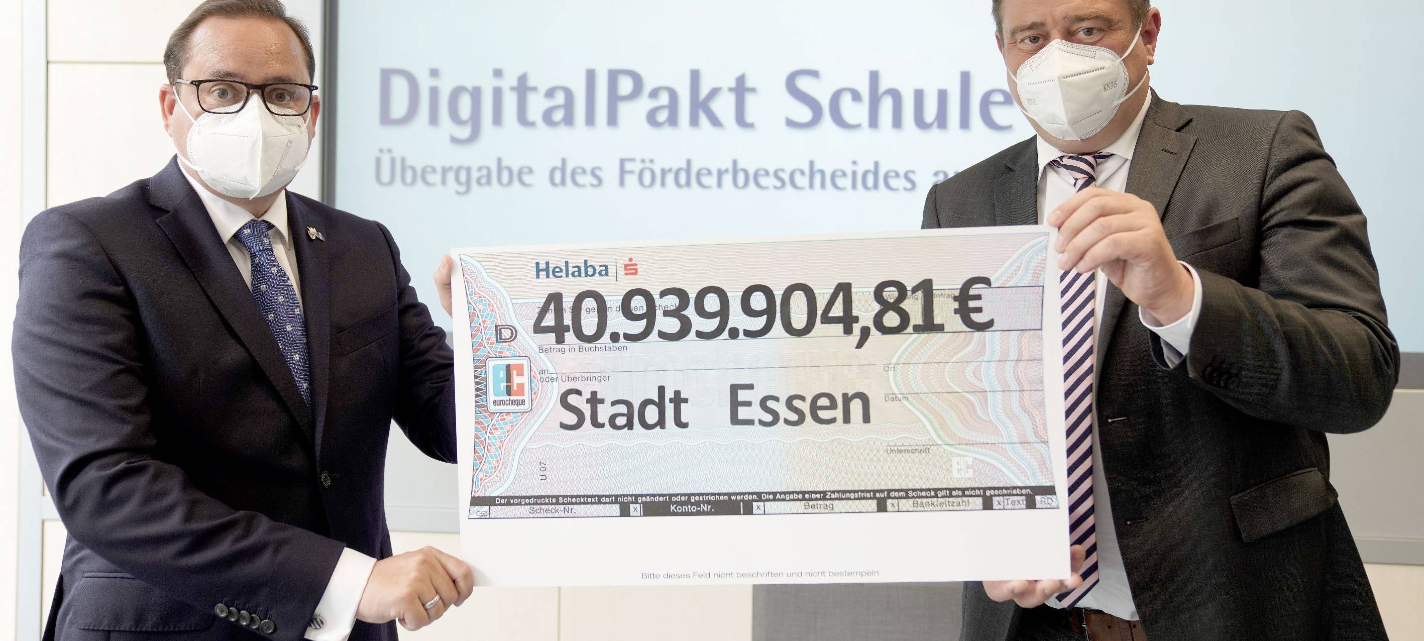 DigitalPakt Schule in Essen: Land NRW überreicht Fördergelder