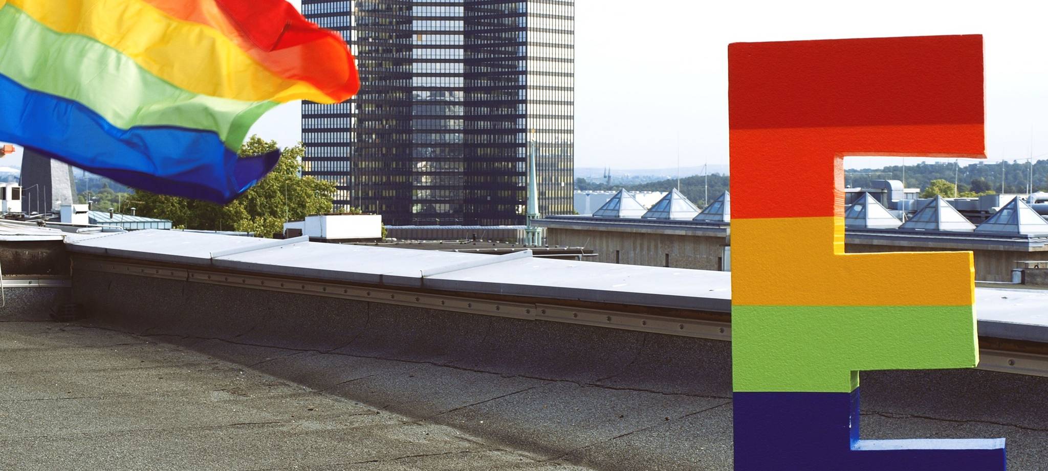 Die Stadt Essen hisst am Vormittag die Regenbogen-Fahne.