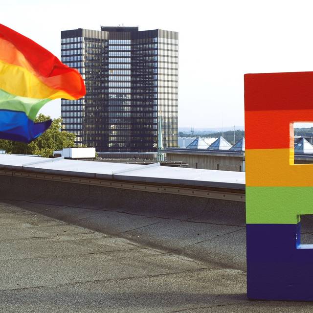 Die Stadt Essen hisst am Vormittag die Regenbogen-Fahne.