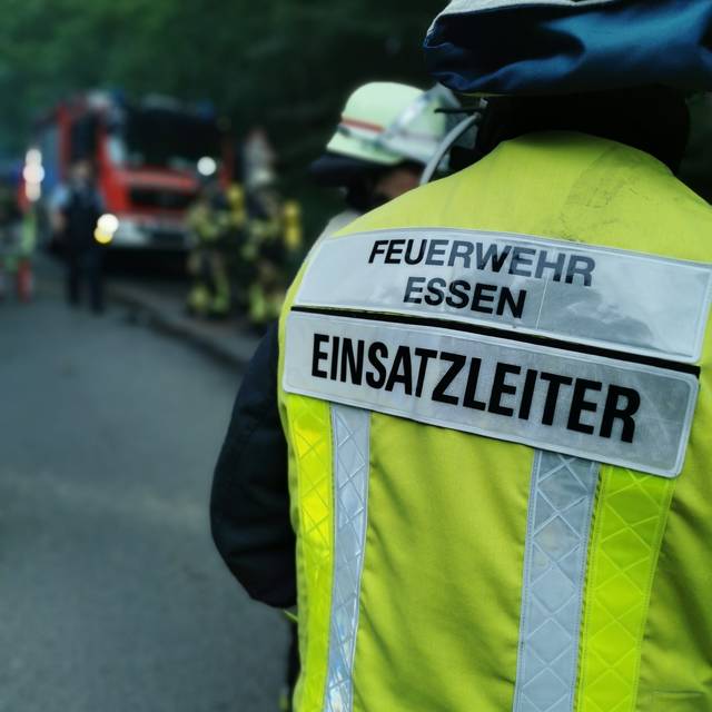 Die Feuerwehr sichert den Unfallort auf der Laupendahler Landstraße.
