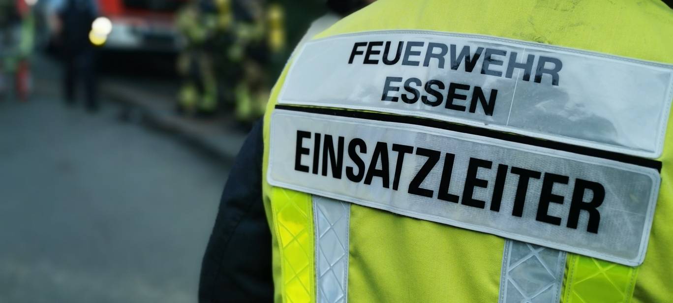 Die Feuerwehr sichert den Unfallort auf der Laupendahler Landstraße.