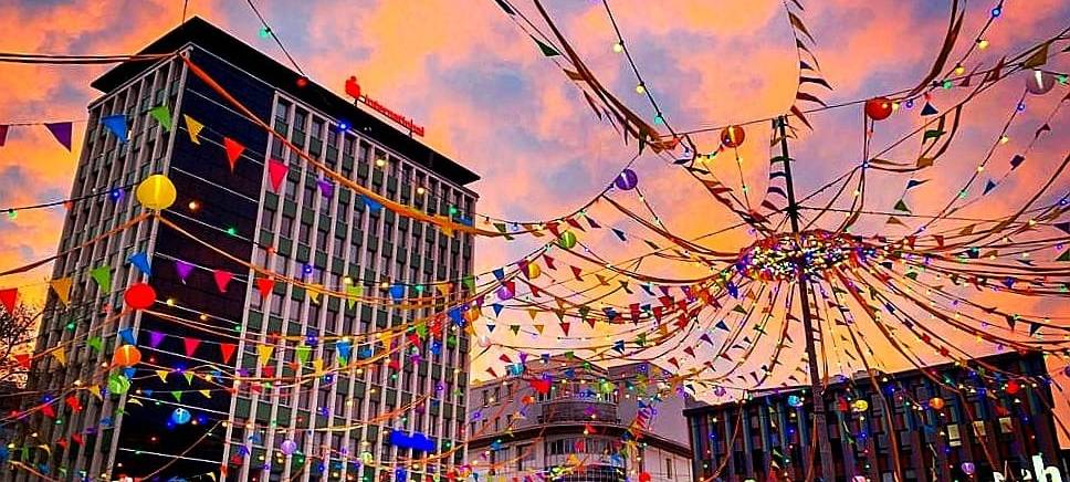 Der Kennedyplatz mitten in der Innenstadt, geschmückt mit bunten Fähnchen.