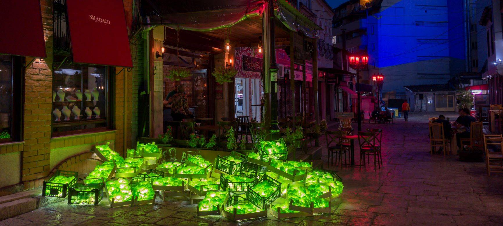 Bei „the plastic, we live with“ werden alte Plastiktüten zur Kunstinstallation, wie hier bei einem Kunstfestival in Bordeaux