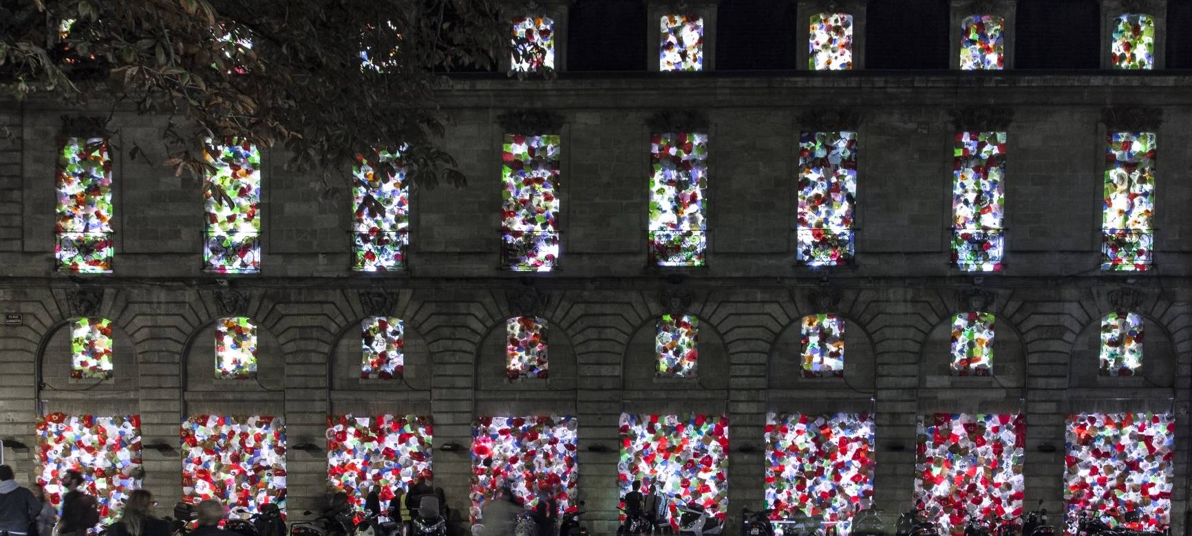 Plastikflaschen beleuchten in diesem Kunstwerk ein ganzes Gebäude.
