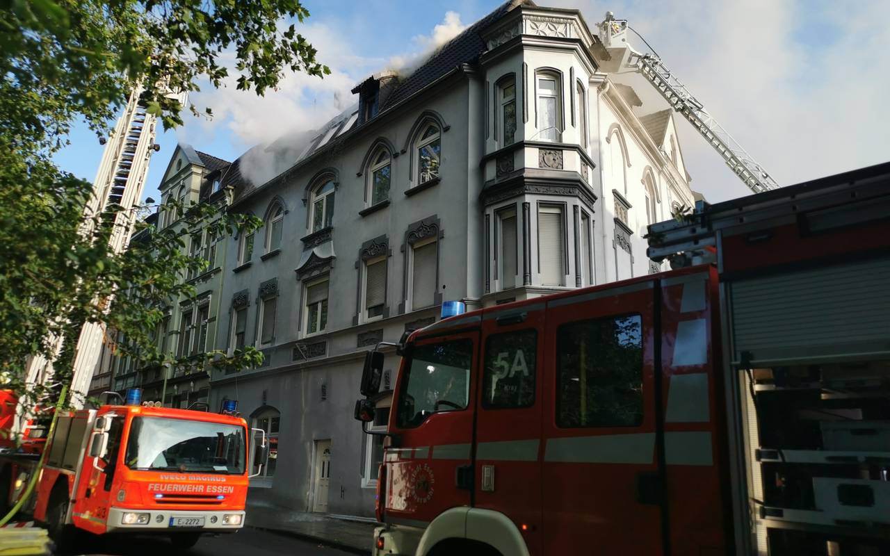 Feuer in Mehrfamilienhaus am Kamblickweg in Essen-Kray