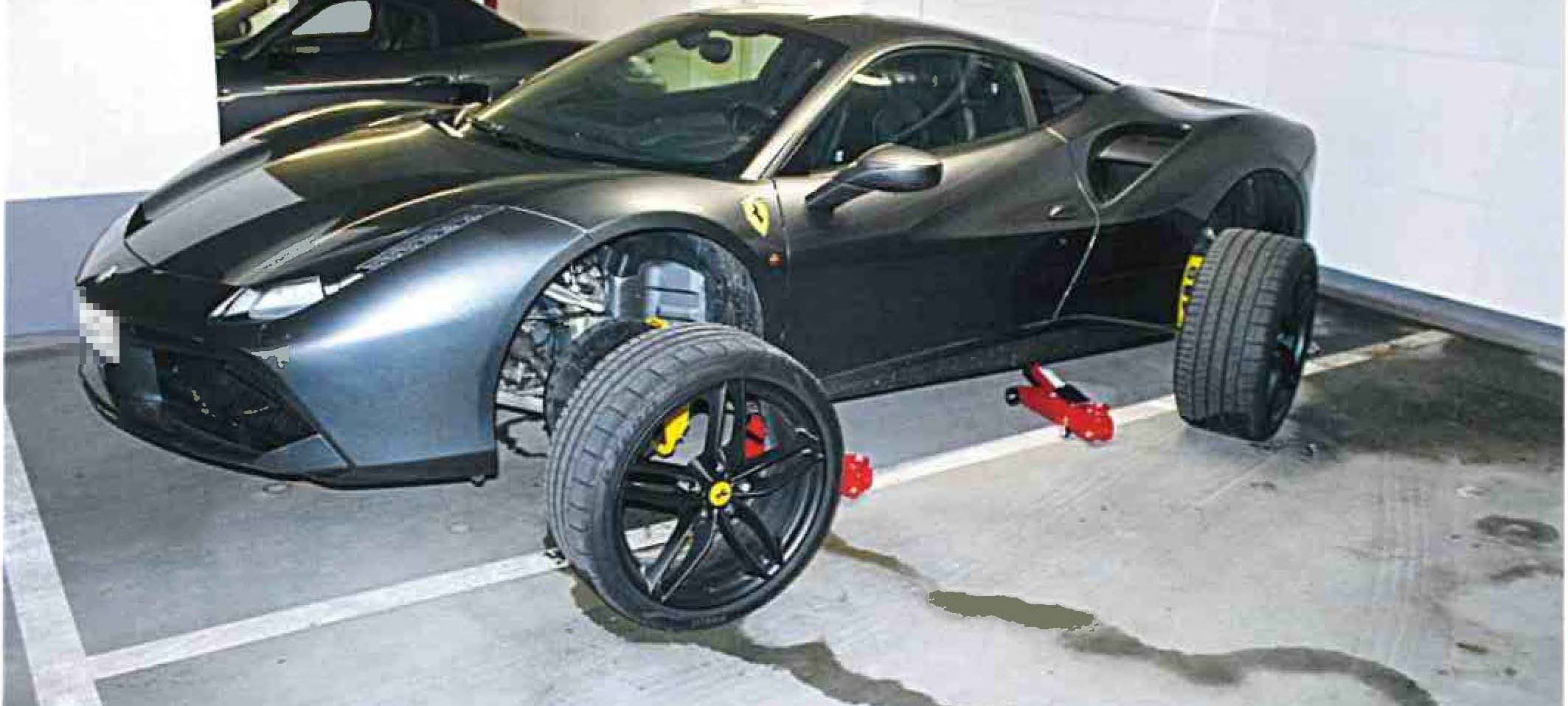 An diesem schwarzen Ferrari in Kettwig hatten mutmaßliche Diebe schon die Reifen abmontiert, als sie gestört wurden.