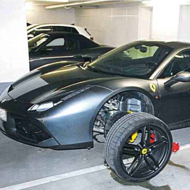 An diesem schwarzen Ferrari in Kettwig hatten mutmaßliche Diebe schon die Reifen abmontiert, als sie gestört wurden.