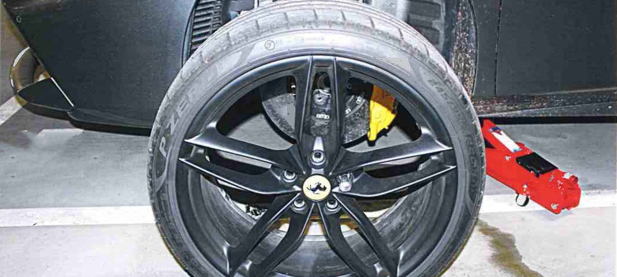 Die Ferrari-Reifen waren schon fast alle abmontiert, als die mutmaßlichen Diebe überrascht wurden.