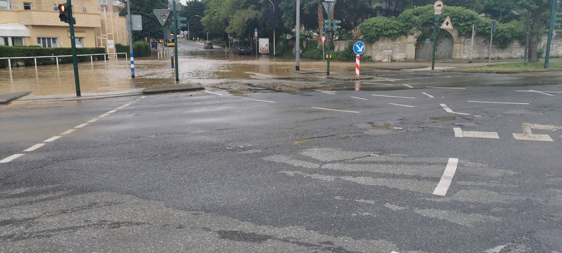 Essen: Großer Wasserrohrbruch - Steeler Straße überflutet