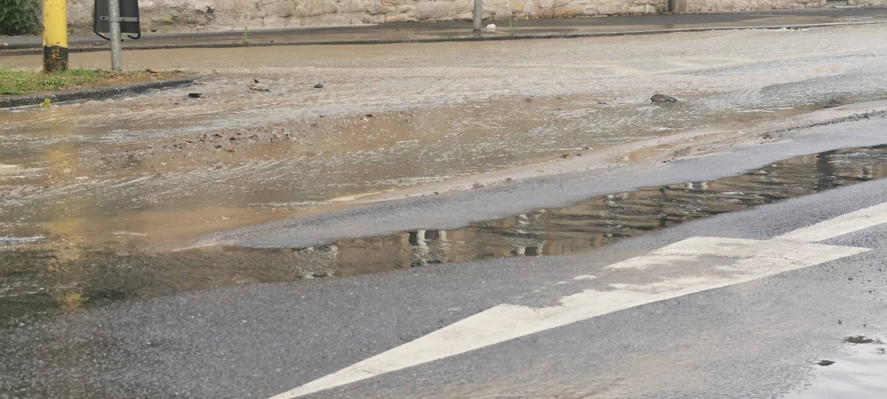 Essen: Großer Wasserrohrbruch - Steeler Straße überflutet