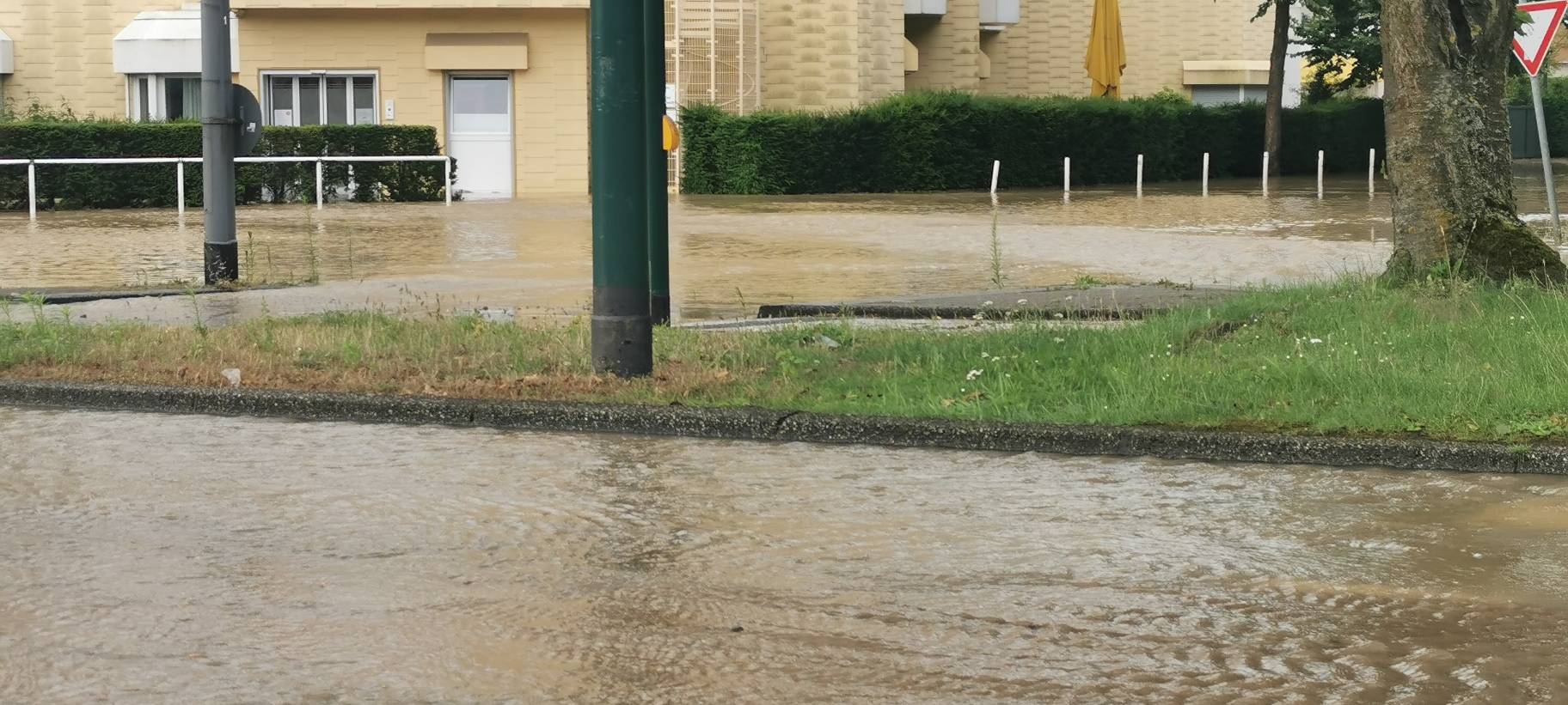 Essen: Großer Wasserrohrbruch - Steeler Straße überflutet