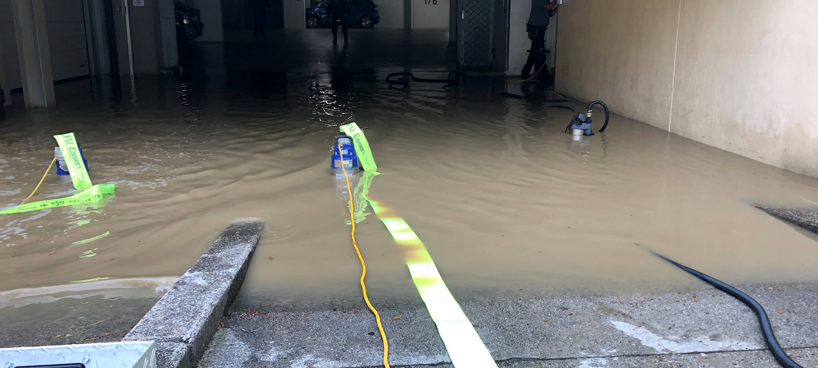 Essen: Großer Wasserrohrbruch - Steeler Straße überflutet