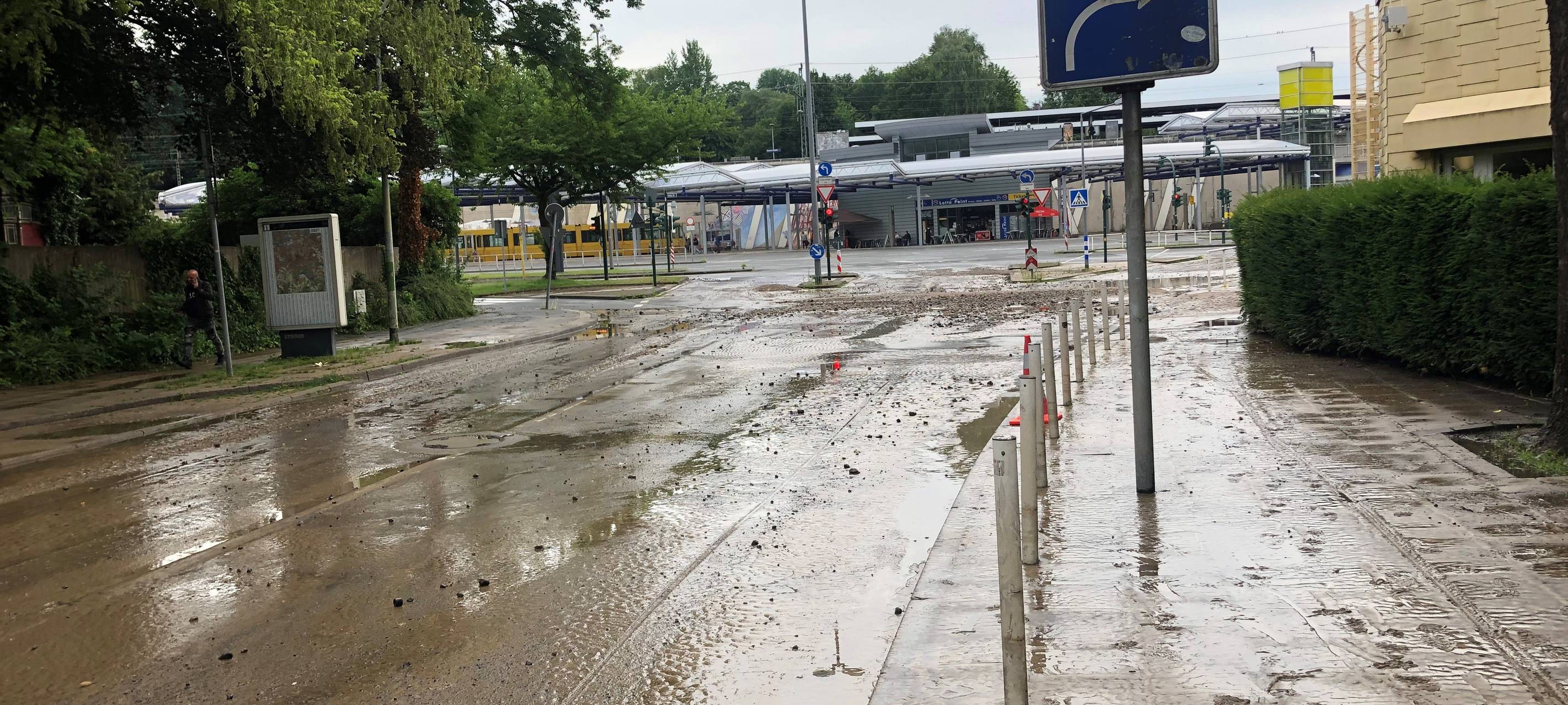 Essen: Großer Wasserrohrbruch - Steeler Straße überflutet