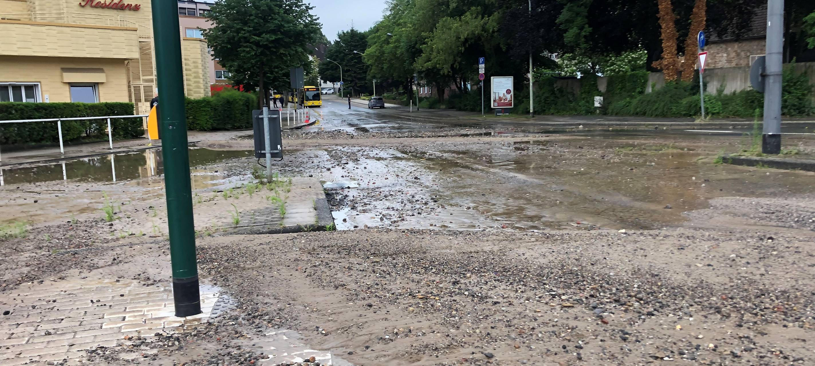 Essen: Großer Wasserrohrbruch - Steeler Straße überflutet
